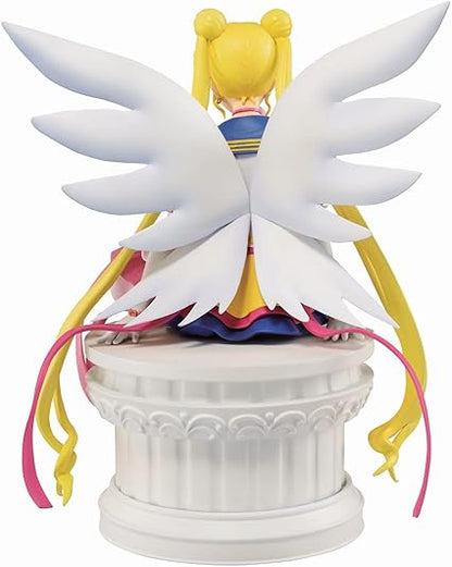 Figurine Sailor Moon Eternal Ichibansho (Bandai) représentant Eternal Sailor Moon assise sur un socle, tenant Eternal Sailor Chibi Moon contre elle, dans une scène pleine de tendresse et de magie. Hauteur 14 cm, détails soignés et couleurs éclatantes.