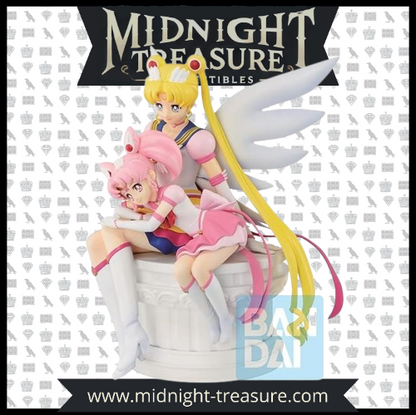 Figurine Sailor Moon Eternal Ichibansho (Bandai) représentant Eternal Sailor Moon assise sur un socle, tenant Eternal Sailor Chibi Moon contre elle, dans une scène pleine de tendresse et de magie. Hauteur 14 cm, détails soignés et couleurs éclatantes.