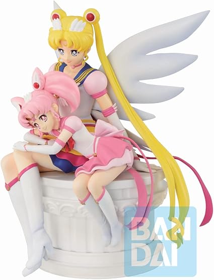 Figurine Sailor Moon Eternal Ichibansho (Bandai) représentant Eternal Sailor Moon assise sur un socle, tenant Eternal Sailor Chibi Moon contre elle, dans une scène pleine de tendresse et de magie. Hauteur 14 cm, détails soignés et couleurs éclatantes.