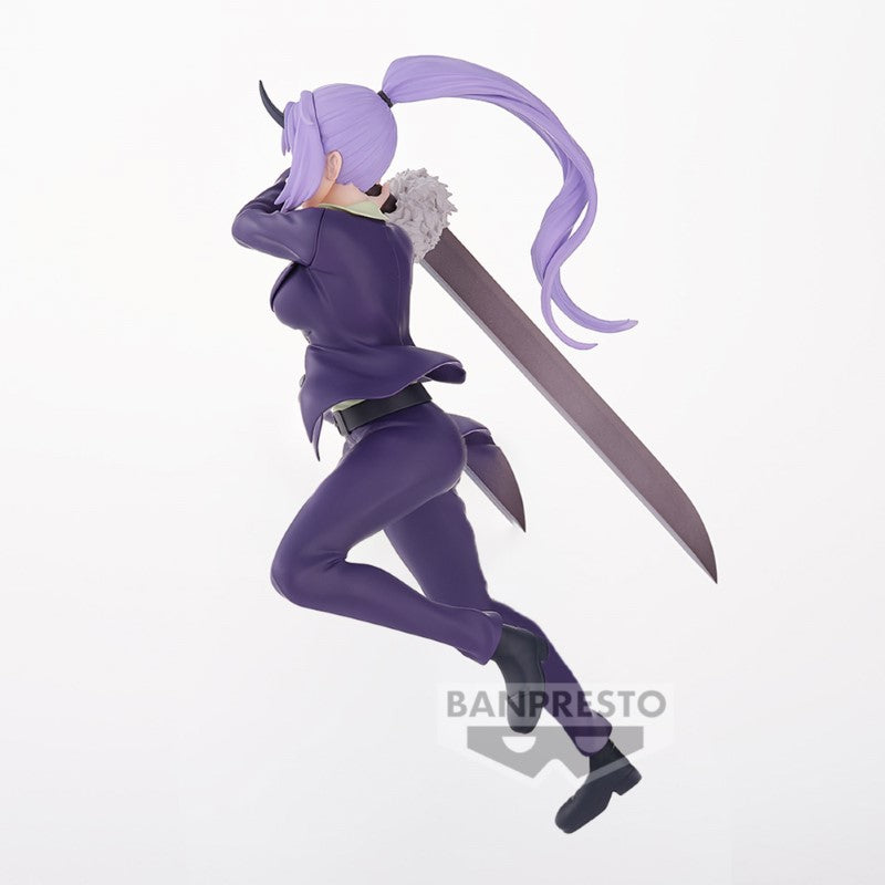 Figurine That Time I Got Reincarnated as a Slime de Shion, en plein saut, brandissant son épée à deux mains, vêtue de son costume violet. Hauteur 18 cm, finition détaillée et dynamique.