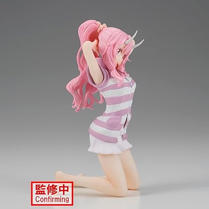 Figurine That Time I Got Reincarnated as a Slime de Shuna, agenouillée, mains derrière la tête, portant une tenue rayée rose et blanche. Hauteur 13 cm, sculpture détaillée et fidèle au personnage.