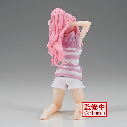 Figurine That Time I Got Reincarnated as a Slime de Shuna, agenouillée, mains derrière la tête, portant une tenue rayée rose et blanche. Hauteur 13 cm, sculpture détaillée et fidèle au personnage.