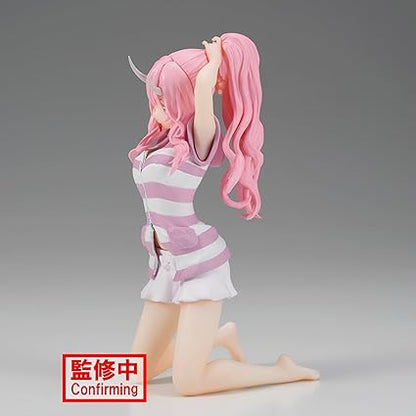 Figurine That Time I Got Reincarnated as a Slime de Shuna, agenouillée, mains derrière la tête, portant une tenue rayée rose et blanche. Hauteur 13 cm, sculpture détaillée et fidèle au personnage.