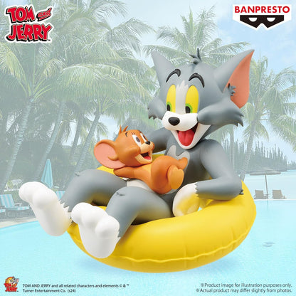 Figurine Tom and Jerry Enjoy Float 10 cm en PVC et ABS, représentant Tom sur une bouée tenant Jerry, parfaite pour les fans du dessin animé classique
