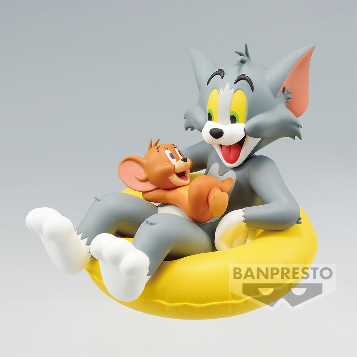 Figurine Tom and Jerry Enjoy Float 10 cm en PVC et ABS, représentant Tom sur une bouée tenant Jerry, parfaite pour les fans du dessin animé classique