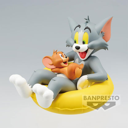 Figurine Tom and Jerry Enjoy Float 10 cm en PVC et ABS, représentant Tom sur une bouée tenant Jerry, parfaite pour les fans du dessin animé classique