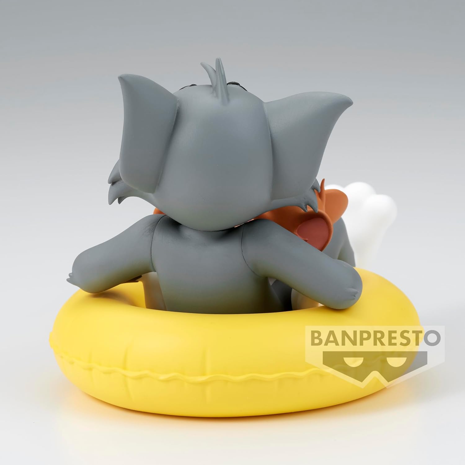 Figurine Tom and Jerry Enjoy Float 10 cm en PVC et ABS, représentant Tom sur une bouée tenant Jerry, parfaite pour les fans du dessin animé classique