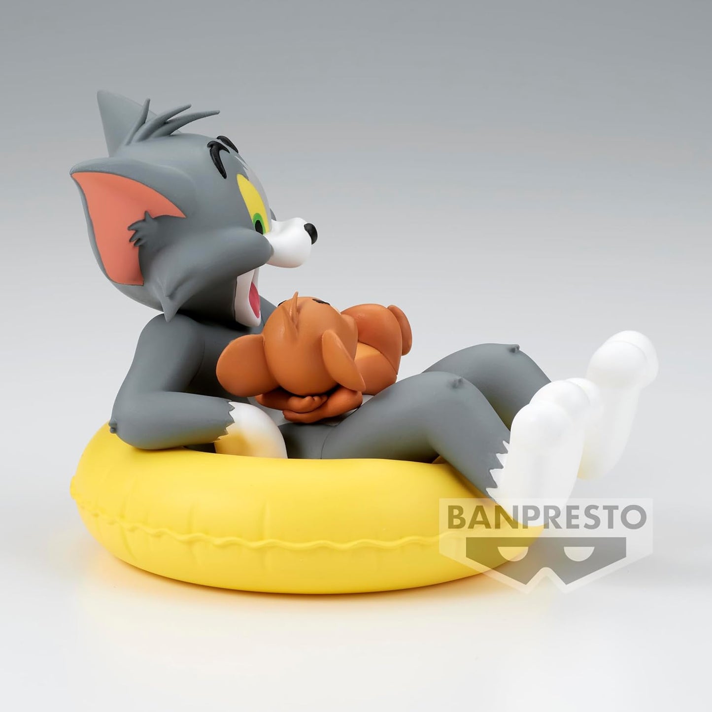 Figurine Tom and Jerry Enjoy Float 10 cm en PVC et ABS, représentant Tom sur une bouée tenant Jerry, parfaite pour les fans du dessin animé classique