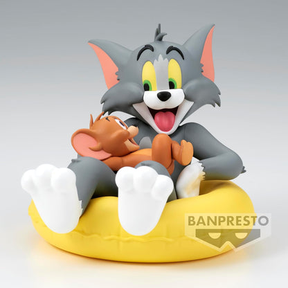 Figurine Tom and Jerry Enjoy Float 10 cm en PVC et ABS, représentant Tom sur une bouée tenant Jerry, parfaite pour les fans du dessin animé classique