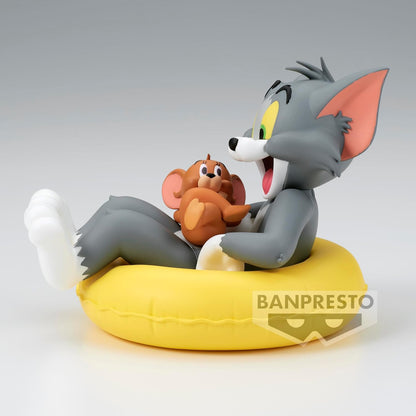 Figurine Tom and Jerry Enjoy Float 10 cm en PVC et ABS, représentant Tom sur une bouée tenant Jerry, parfaite pour les fans du dessin animé classique