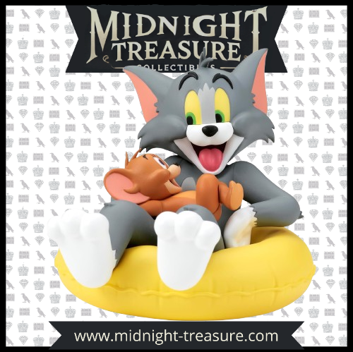 Figurine Tom and Jerry Enjoy Float 10 cm en PVC et ABS, représentant Tom sur une bouée tenant Jerry, parfaite pour les fans du dessin animé classique