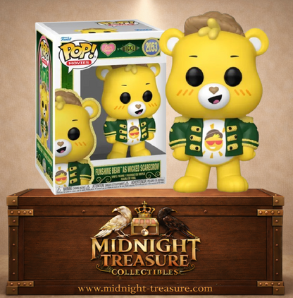 Funko Pop! N°2053 Grosjojo Funshine Bear en Épouvantail de Wicked avec veste verte et symbole soleil revisité.