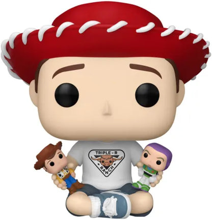 Funko Pop! Toy Story – Andy (N°1596) avec Woody et Buzz. Andy assis avec chapeau rouge, t-shirt Triple-R Ranch, tenant Woody et Buzz miniatures. Figurine Disney Pixar spéciale 30e anniversaire.

