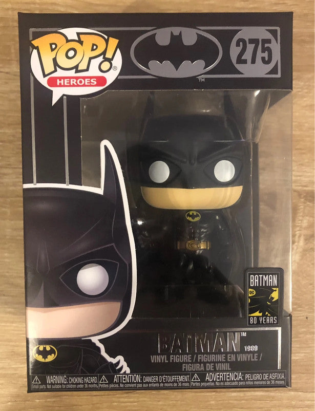 Funko Pop! Batman 1989 275 - 80th Anniversary. Figurine représentant Batman dans son costume noir iconique, tenant un batarang. Inspirée du film de Tim Burton avec Michael Keaton. Un must-have pour les collectionneurs DC Comics