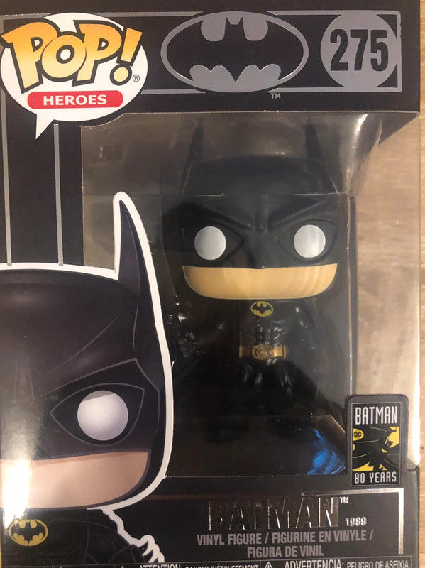 Funko Pop! Batman 1989 275 - 80th Anniversary. Figurine représentant Batman dans son costume noir iconique, tenant un batarang. Inspirée du film de Tim Burton avec Michael Keaton. Un must-have pour les collectionneurs DC Comics