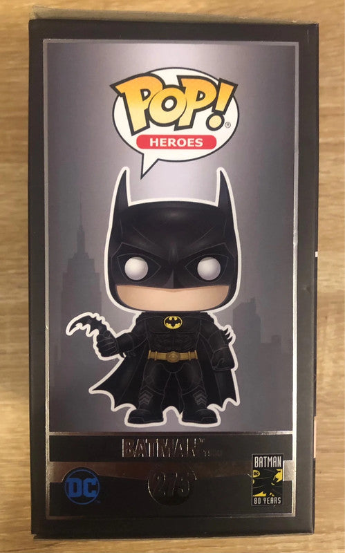 Funko Pop! Batman 1989 275 - 80th Anniversary. Figurine représentant Batman dans son costume noir iconique, tenant un batarang. Inspirée du film de Tim Burton avec Michael Keaton. Un must-have pour les collectionneurs DC Comics