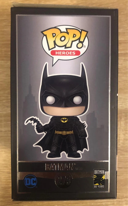 Funko Pop! Batman 1989 275 - 80th Anniversary. Figurine représentant Batman dans son costume noir iconique, tenant un batarang. Inspirée du film de Tim Burton avec Michael Keaton. Un must-have pour les collectionneurs DC Comics