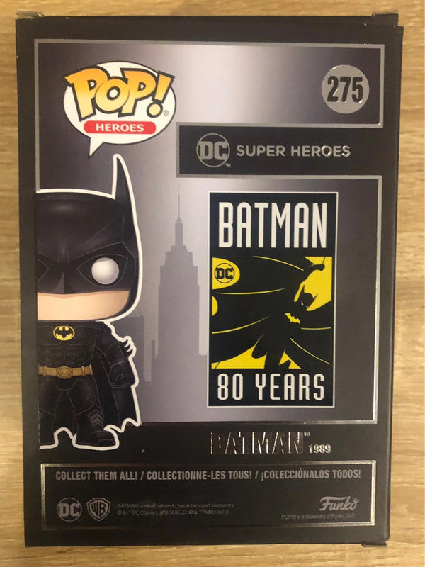 Funko Pop! Batman 1989 275 - 80th Anniversary. Figurine représentant Batman dans son costume noir iconique, tenant un batarang. Inspirée du film de Tim Burton avec Michael Keaton. Un must-have pour les collectionneurs DC Comics