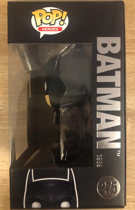 Funko Pop! Batman 1989 275 - 80th Anniversary. Figurine représentant Batman dans son costume noir iconique, tenant un batarang. Inspirée du film de Tim Burton avec Michael Keaton. Un must-have pour les collectionneurs DC Comics