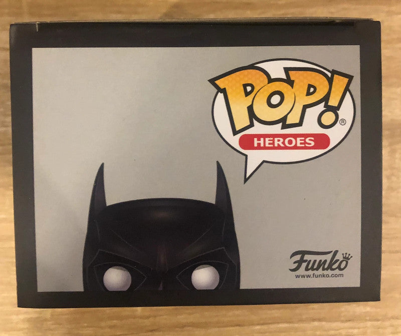 Funko Pop! Batman 1989 275 - 80th Anniversary. Figurine représentant Batman dans son costume noir iconique, tenant un batarang. Inspirée du film de Tim Burton avec Michael Keaton. Un must-have pour les collectionneurs DC Comics