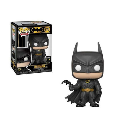 Funko Pop! Batman 1989 275 - 80th Anniversary. Figurine représentant Batman dans son costume noir iconique, tenant un batarang. Inspirée du film de Tim Burton avec Michael Keaton. Un must-have pour les collectionneurs DC Comics