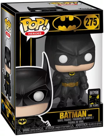 Funko Pop! Batman 1989 275 - 80th Anniversary. Figurine représentant Batman dans son costume noir iconique, tenant un batarang. Inspirée du film de Tim Burton avec Michael Keaton. Un must-have pour les collectionneurs DC Comics