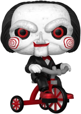 Funko Pop! SAW – Billy the Puppet (Billy la Marionnette) (N°1824). Figurine représentant la marionnette de Jigsaw sur son tricycle, avec costume noir et spirales rouges. Une Pop! effrayante et culte pour les fans de la saga SAW.