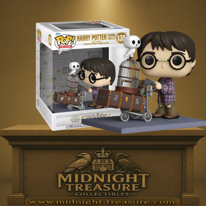 Funko Pop! Deluxe Harry Potter – Harry Potter Pushing Trolley (Harry Potter poussant le chariot) (N°135). Harry avec Hedwige et ses bagages sur un chariot.