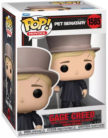 Funko Pop! Simetierre – Gage Creed (N°1585). Figurine représentant Gage en manteau sombre, chapeau haut-de-forme et canne, avec sa cicatrice emblématique. Une pièce incontournable pour les fans de Stephen King et du cinéma d’horreur.