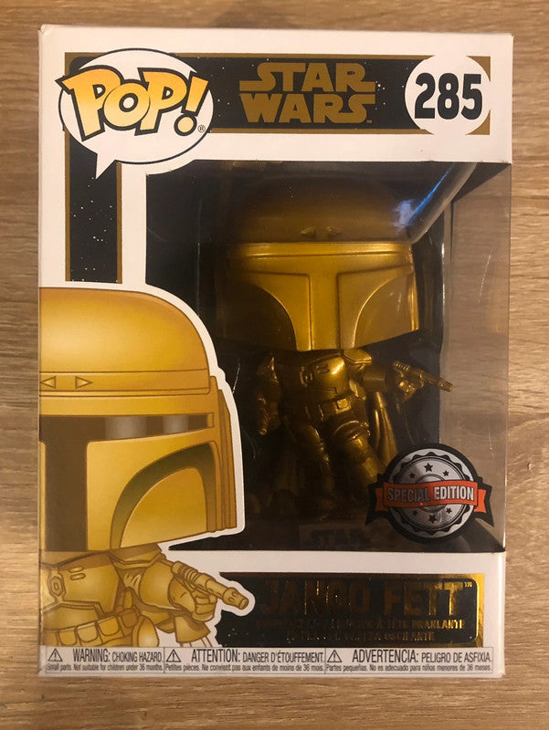 "Funko Pop! Jango Fett 285 - Gold Metallic - Star Wars Special Edition. Version exclusive dorée du célèbre chasseur de primes mandalorien, avec son jetpack activé et ses blasters en main. Une pièce unique pour les collectionneurs de Star Wars.