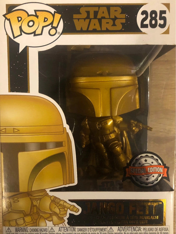 "Funko Pop! Jango Fett 285 - Gold Metallic - Star Wars Special Edition. Version exclusive dorée du célèbre chasseur de primes mandalorien, avec son jetpack activé et ses blasters en main. Une pièce unique pour les collectionneurs de Star Wars.