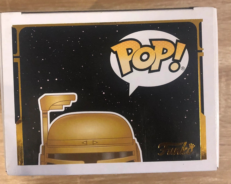 "Funko Pop! Jango Fett 285 - Gold Metallic - Star Wars Special Edition. Version exclusive dorée du célèbre chasseur de primes mandalorien, avec son jetpack activé et ses blasters en main. Une pièce unique pour les collectionneurs de Star Wars.