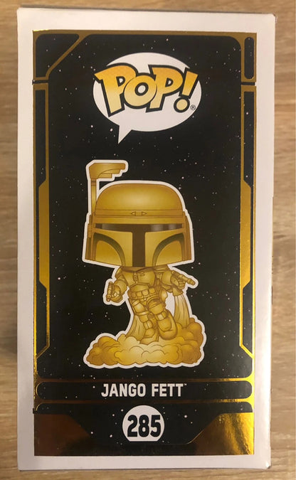 "Funko Pop! Jango Fett 285 - Gold Metallic - Star Wars Special Edition. Version exclusive dorée du célèbre chasseur de primes mandalorien, avec son jetpack activé et ses blasters en main. Une pièce unique pour les collectionneurs de Star Wars.