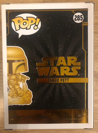 "Funko Pop! Jango Fett 285 - Gold Metallic - Star Wars Special Edition. Version exclusive dorée du célèbre chasseur de primes mandalorien, avec son jetpack activé et ses blasters en main. Une pièce unique pour les collectionneurs de Star Wars.