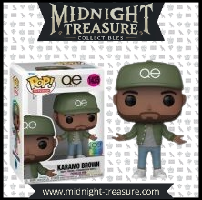 "Funko Pop! Queer Eye – Karamo Brown (145). Karamo Brown avec sa casquette verte AE, vêtu d'une tenue décontractée et confiante. Une figurine parfaite pour les fans de Queer Eye et du style unique de Karamo !"

