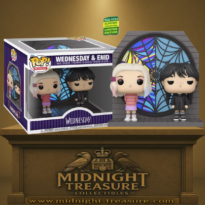 Funko Pop! Moment Wednesday & Enid (N°1541) – SDCC 2024. Figurines de Wednesday Addams et Enid Sinclair devant le vitrail de Nevermore Academy, édition limitée Summer Convention.