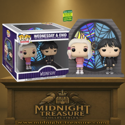 Funko Pop! Moment Wednesday & Enid (N°1541) – SDCC 2024. Figurines de Wednesday Addams et Enid Sinclair devant le vitrail de Nevermore Academy, édition limitée Summer Convention.