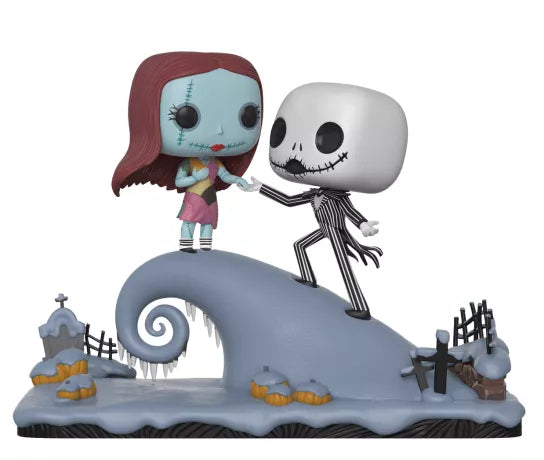 Funko Pop! Moment L’Étrange Noël de Monsieur Jack – Jack Skellington & Sally (N°458). Scène "Under The Moonlight" sur la colline emblématique. Une pièce de collection romantique et gothique.
