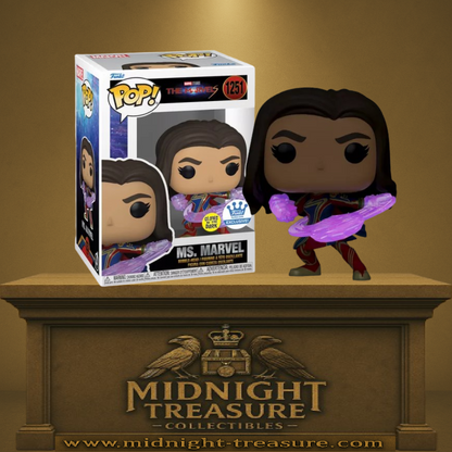 Funko Pop! The Marvels – Ms. Marvel (Glow in the Dark) (N°1251). Figurine exclusive de Kamala Khan en costume rouge, bleu et or, avec effets lumineux violets sur ses poings. Une pièce brillante et incontournable pour les fans du MCU.