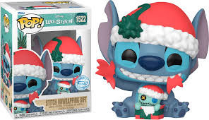 "Funko Pop! Lilo & Stitch – Stitch Unwrapping Gift (1522). Stitch en tenue de Noël avec un bonnet rouge, déballant un cadeau avec son sourire malicieux. Une figurine festive parfaite pour ajouter une touche de magie Disney à votre collection !"

