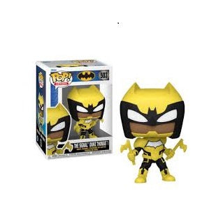 Funko Pop! DC Comics 503 - The Signal (Duke Thomas). Figurine représentant Duke Thomas dans son armure jaune et noire emblématique, armé de ses bâtons de combat. Une pièce essentielle pour les collectionneurs et fans de Batman