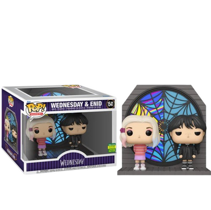 "Funko Pop! Wednesday – Wednesday & Enid (1541). Les deux colocataires iconiques de la série Wednesday devant la magnifique fenêtre vitrail de Nevermore Academy. Une pièce unique pour les fans de l'univers de la Famille Addams !"

