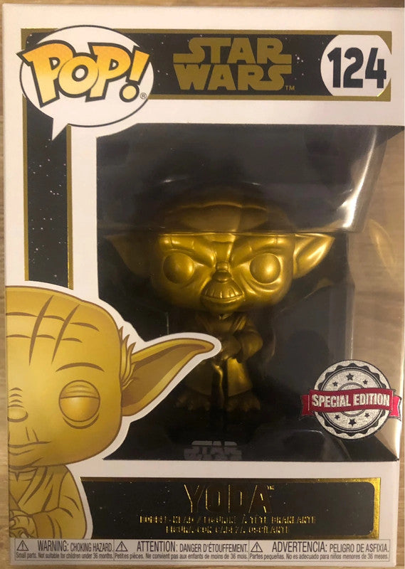 Funko Pop! Yoda 124 - Gold Metallic - Star Wars Special Edition. Figurine dorée du légendaire Maître Jedi Yoda, dans une posture sage et emblématique. Une pièce de collection incontournable pour les fans de Star Wars.