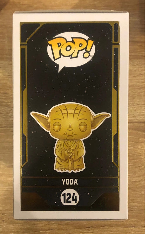 Funko Pop! Yoda 124 - Gold Metallic - Star Wars Special Edition. Figurine dorée du légendaire Maître Jedi Yoda, dans une posture sage et emblématique. Une pièce de collection incontournable pour les fans de Star Wars.