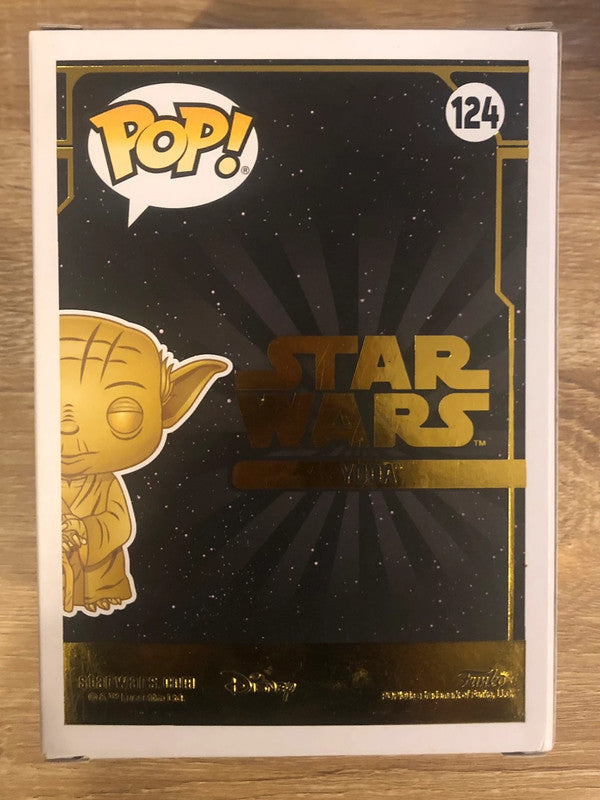 Funko Pop! Yoda 124 - Gold Metallic - Star Wars Special Edition. Figurine dorée du légendaire Maître Jedi Yoda, dans une posture sage et emblématique. Une pièce de collection incontournable pour les fans de Star Wars.