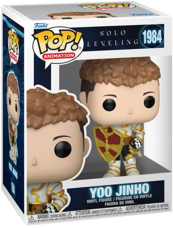 Funko Pop! Solo Leveling – Yoo Jinho (N°1984). Armure blanche et dorée avec bouclier rouge et or, épée en main, cheveux bruns bouclés. Figurine fidèle au personnage loyal et courageux de Solo Leveling.

