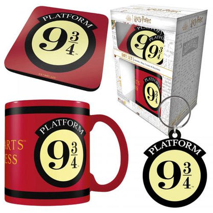 Coffret Harry Potter - Mug, Porte-clés, Sous-verre – Platform 9 ¾. Un set magique inspiré du célèbre quai de la saga, comprenant une tasse en céramique 315ml, un porte-clés en caoutchouc et un sous-verre en liège. Produit sous licence officielle, parfait pour les fans d’Harry Potter