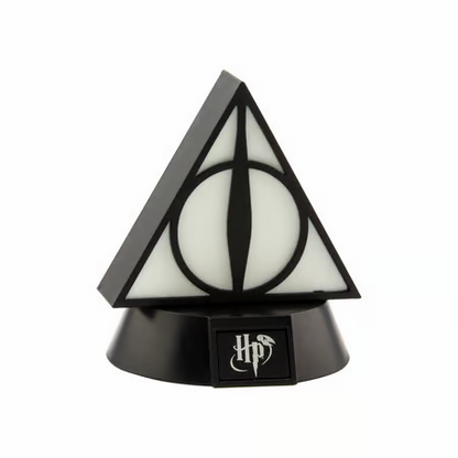 Lampe Harry Potter – Deathly Hallows Icon Light – 11 cm – Paladone. Lampe représentant le symbole des Reliques de la Mort avec une lumière douce et magique. Un objet culte pour les fans de Harry Potter.