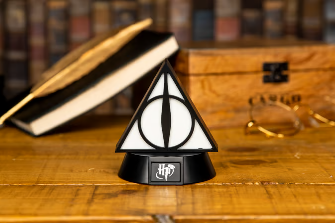 Lampe Harry Potter – Deathly Hallows Icon Light – 11 cm – Paladone. Lampe représentant le symbole des Reliques de la Mort avec une lumière douce et magique. Un objet culte pour les fans de Harry Potter.