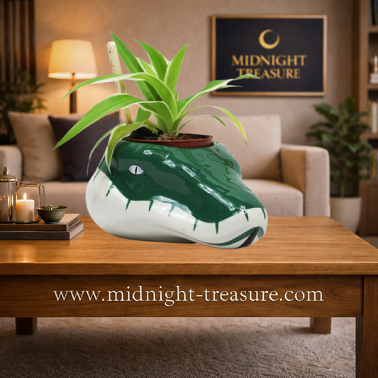 Pot pour plante 3D Harry Potter Serpentard par Half Moon Bay en forme de tête de serpent verte et blanche avec inscription Slytherin.